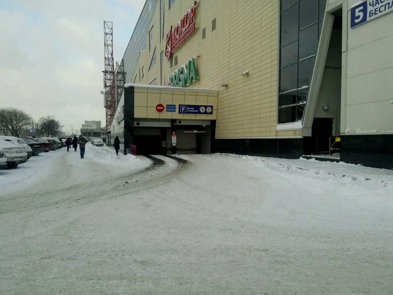 Парковка ТРК Континент Бухарестской